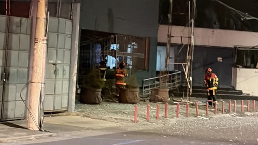 Dos detonaciones alarman el norte de Quito; autoridades investigan explosión y un vehículo incinerado